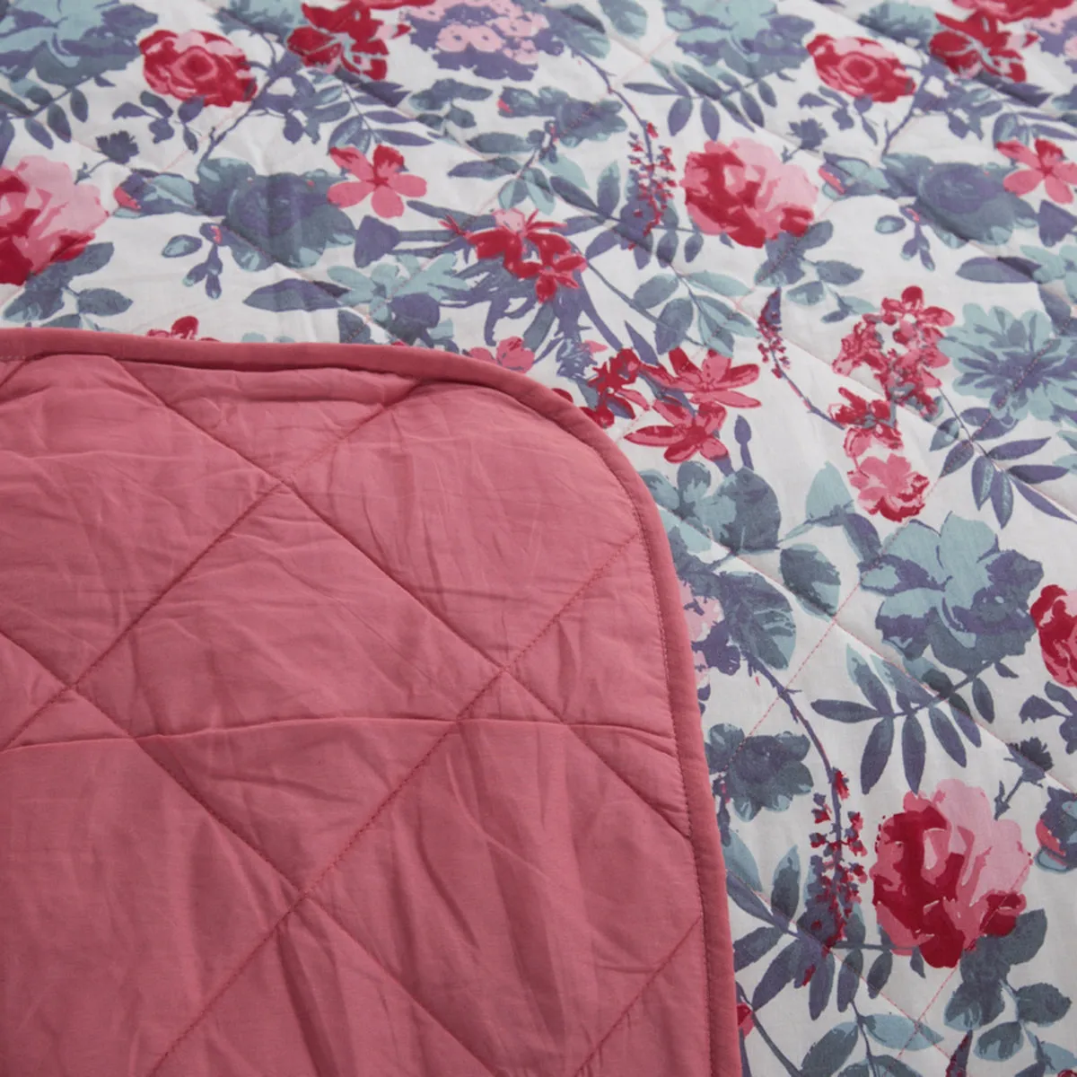 Alyssa Light Weight Extreme Winter Quilt Red